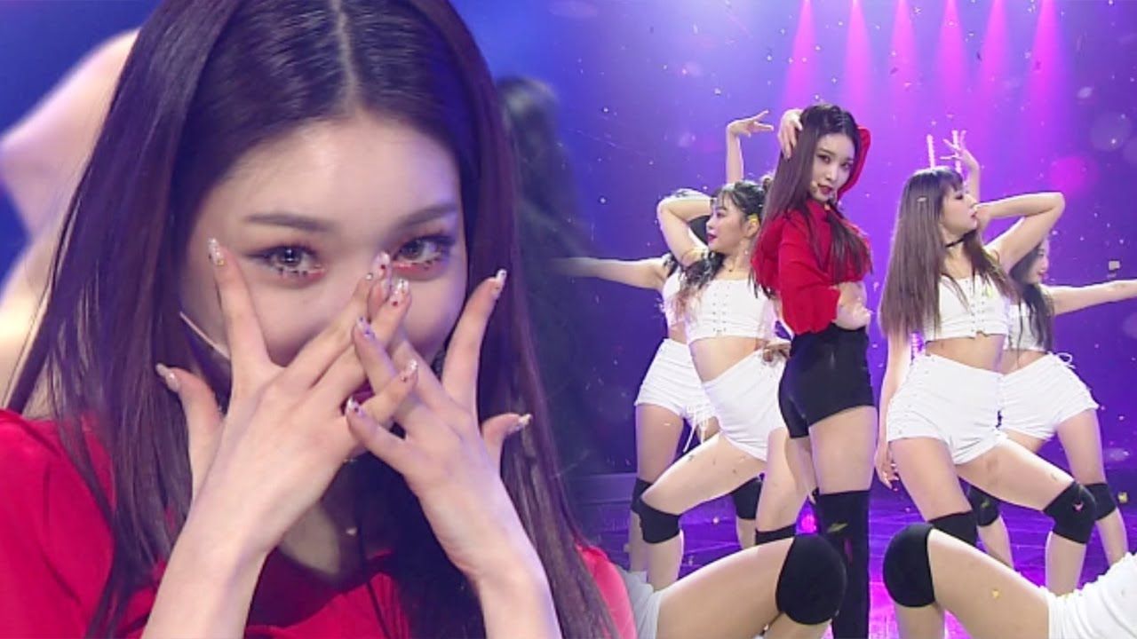 Kim Chung Ha dengan pakaian bewarna merah, bersama para penari latarnya saat konser di Eropa yang berakhir sukses.